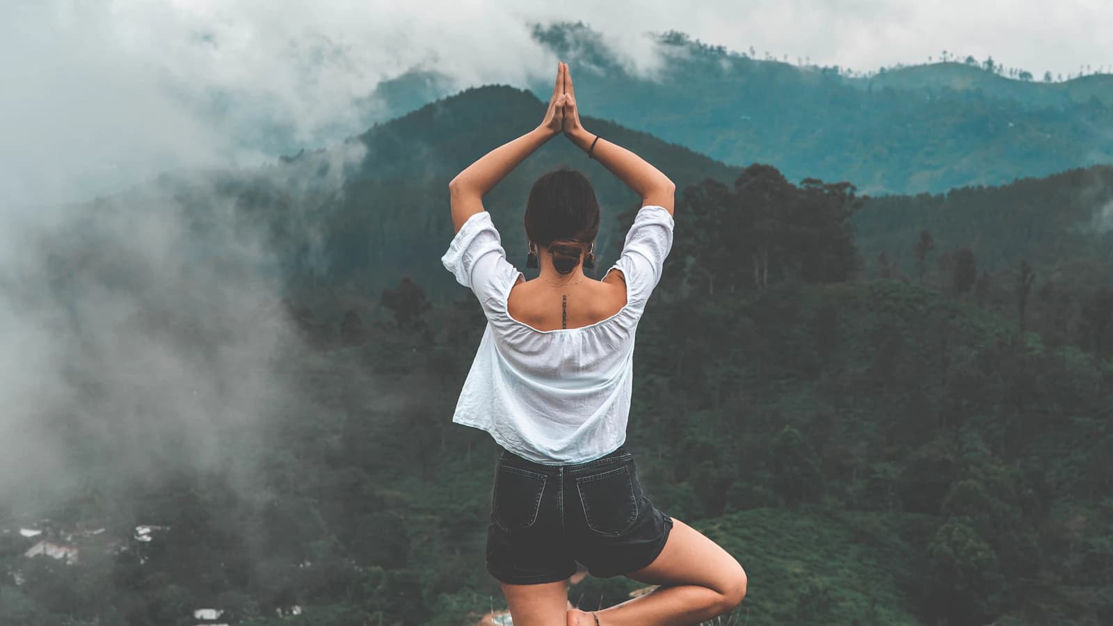 Coach sportif à Genève, séance yoga avec vue sur les montagnes