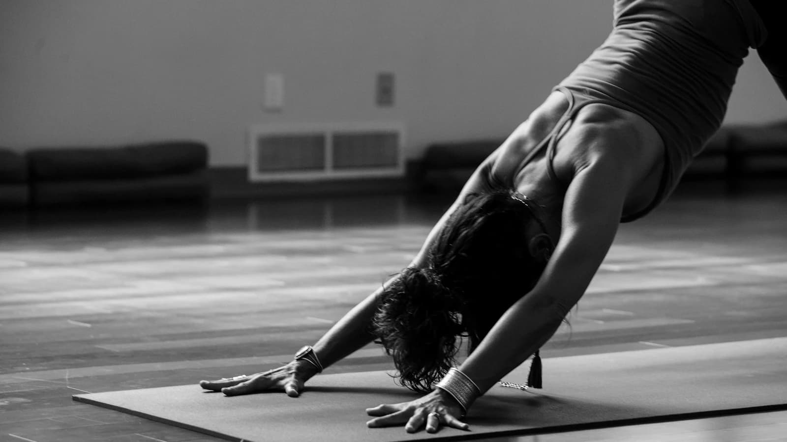 Coach sportif à Lyon, séance de yoga dans un studio urbain
