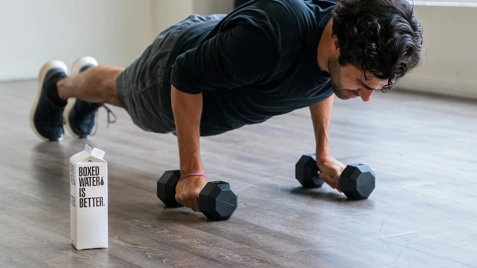 Coaching sportif à domicile dans le Pays de Gex, exercice de gainage sur parquet